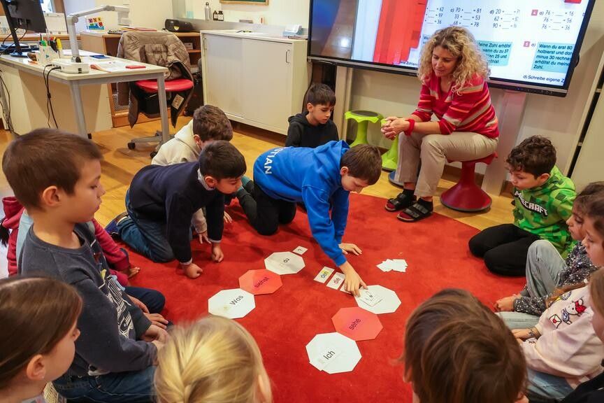 Die Kinder einer der beiden Deutschförderklassen in der Volksschule im Park in Bludenz sind mit Eifer bei der Sache. ⇒VN/Steurer