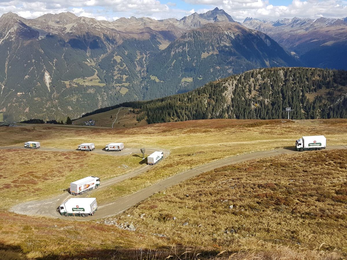 Die Lastwagen sind zu ihren Zielorten oft in Konvois unterwegs. Für die Skihütten-Eindeckung legen sie insgesamt 68.000 Höhenmeter zurück.⇒ Fohrenburg