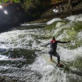 Surfer bringen Eisbachwelle zurück