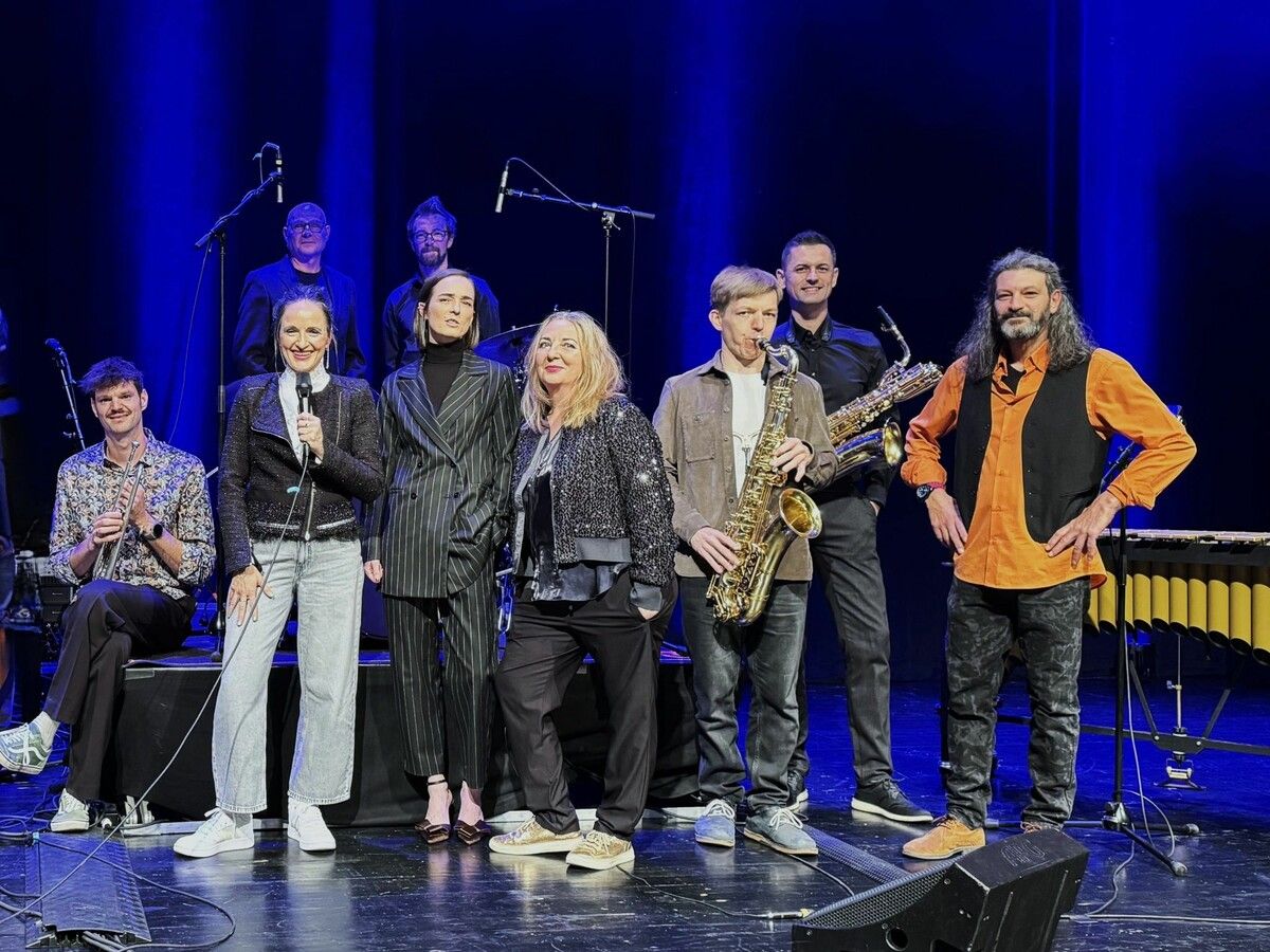 Die Leiterin Aja Zischg, Moderatorin Waltraud Köttler und einige Musiker des Jazzseminars vor der Jubiläumsfeier auf der Kulturhausbühne.⇒Sigrid Juen