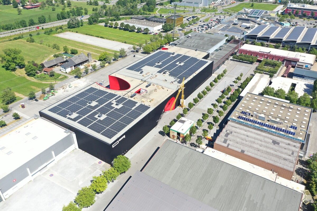 Die Messe hat eine große Anlage aufs Dach gesetzt. Nun sucht man Szenarien, dass sich die Anlage wie geplant rechnet. ⇒Messe Dornbirn