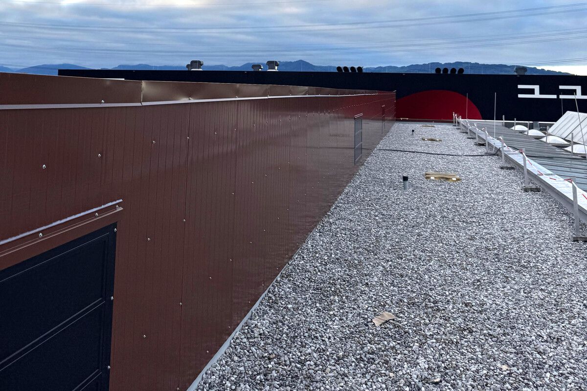 Die Messehalle zwei hat jetzt wieder ein solides Dach. ⇒Stadt