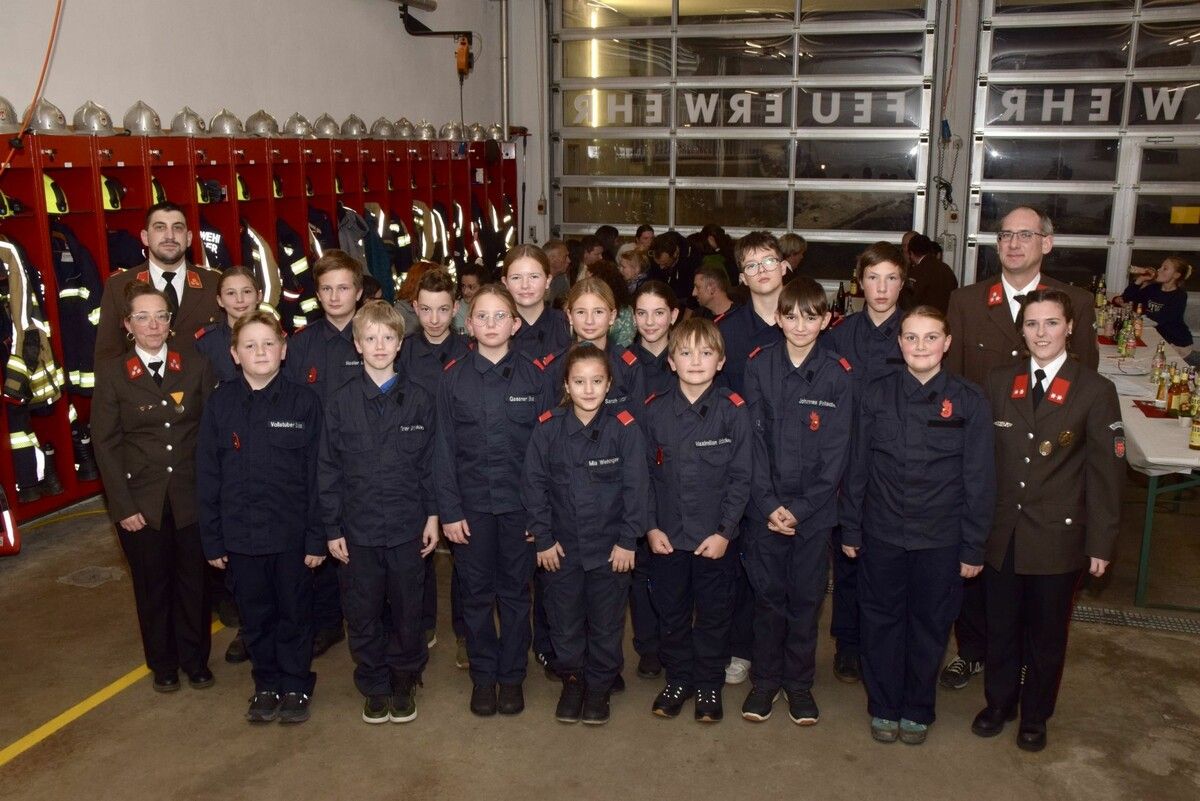 Die Mitglieder der Feuerwehrjugend mit dem Kommandanten und dem Betreuerteam.⇒ SCO