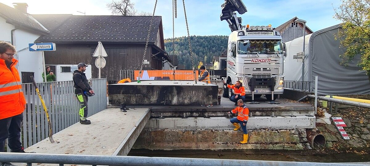 Die mobile Betonbrücke über die Nafla wurde in Feldkirch erfolgreich getestet. ⇒stadt
