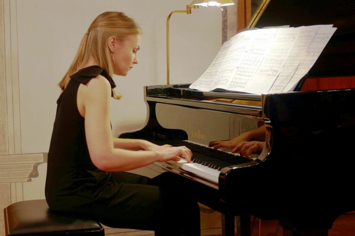 Die Pianistin aus Röthis gastiert auf internationalen Bühnen – und kehrt mit Freude in ihre musikalische Heimat zurück. ⇒Henning Heilmann