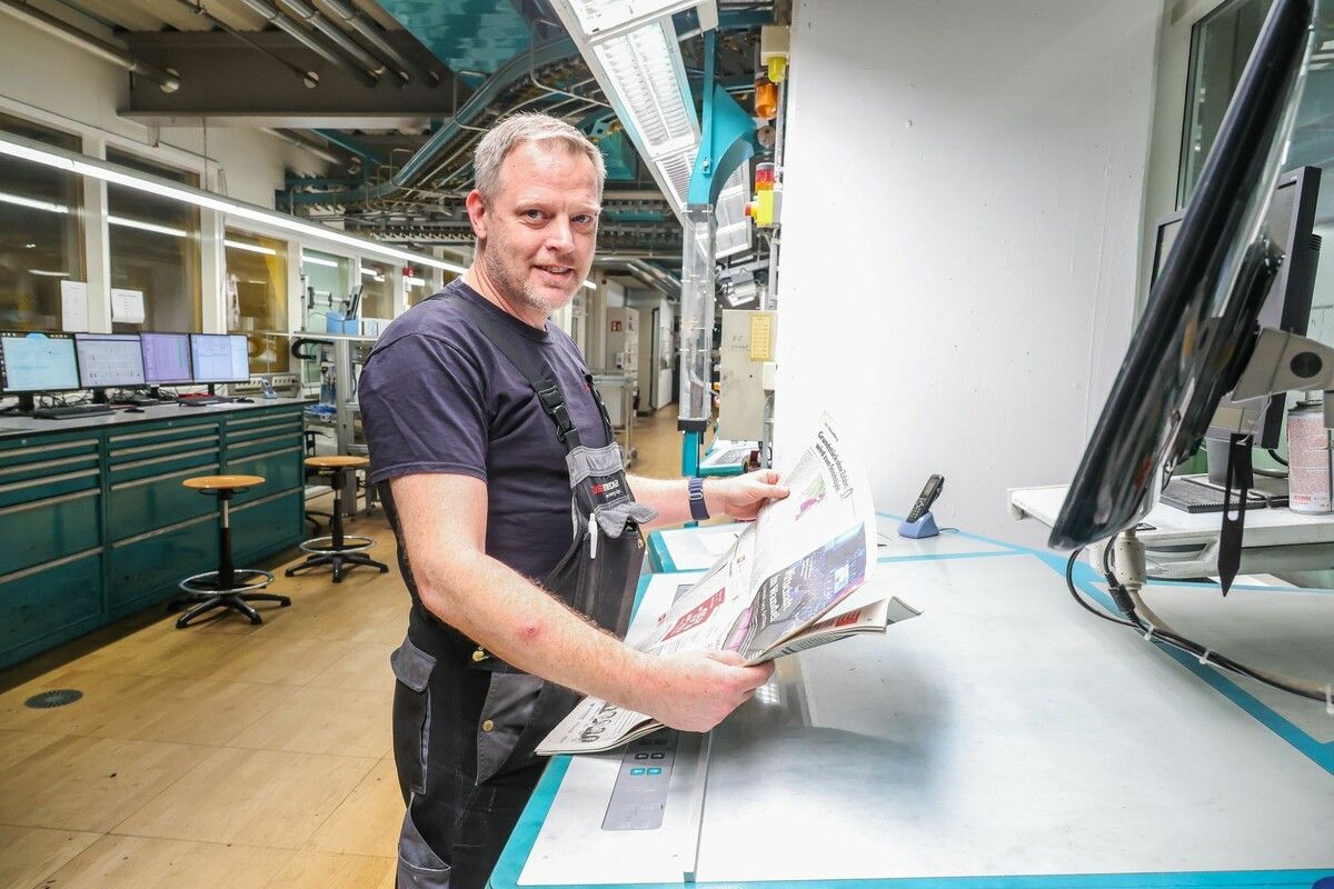 Die Qualitätskontrolle der Zeitung wird am sogenannten Leitstand durchgeführt.