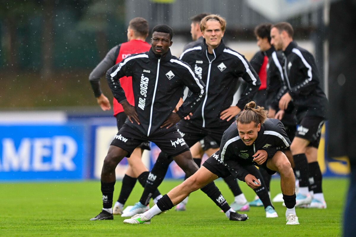 Die richtige Spannung müssen Patrick Greil (vorne) und Co schon beim Aufwärmprogramm spüren.⇒gepa