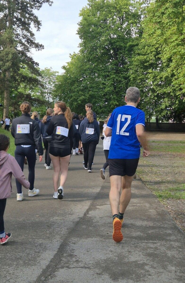 Die Schule läuft für den guten Zweck und auch die Lehrer zeigen vollen Einsatz.