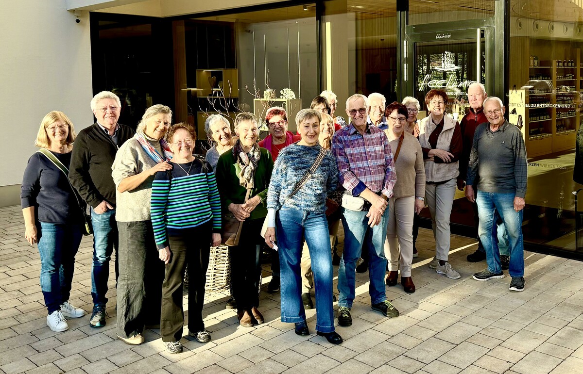 Die Senioren 50plus aus Nenzing erhielten faszinierende Einblicke in die Duftölproduktion bei Feeling in Satteins. ⇒Nenzinger Senioren 50plus