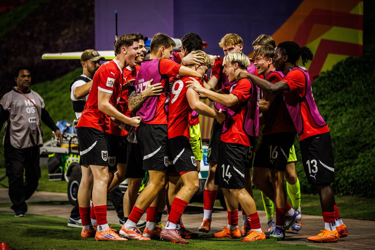 Die Teamkollegen bejubeln Liefering-Spieler Johannes Moser (Nummer 19), der beide Treffer gegen Italien erzielte.⇒apa/oefb-Pichler