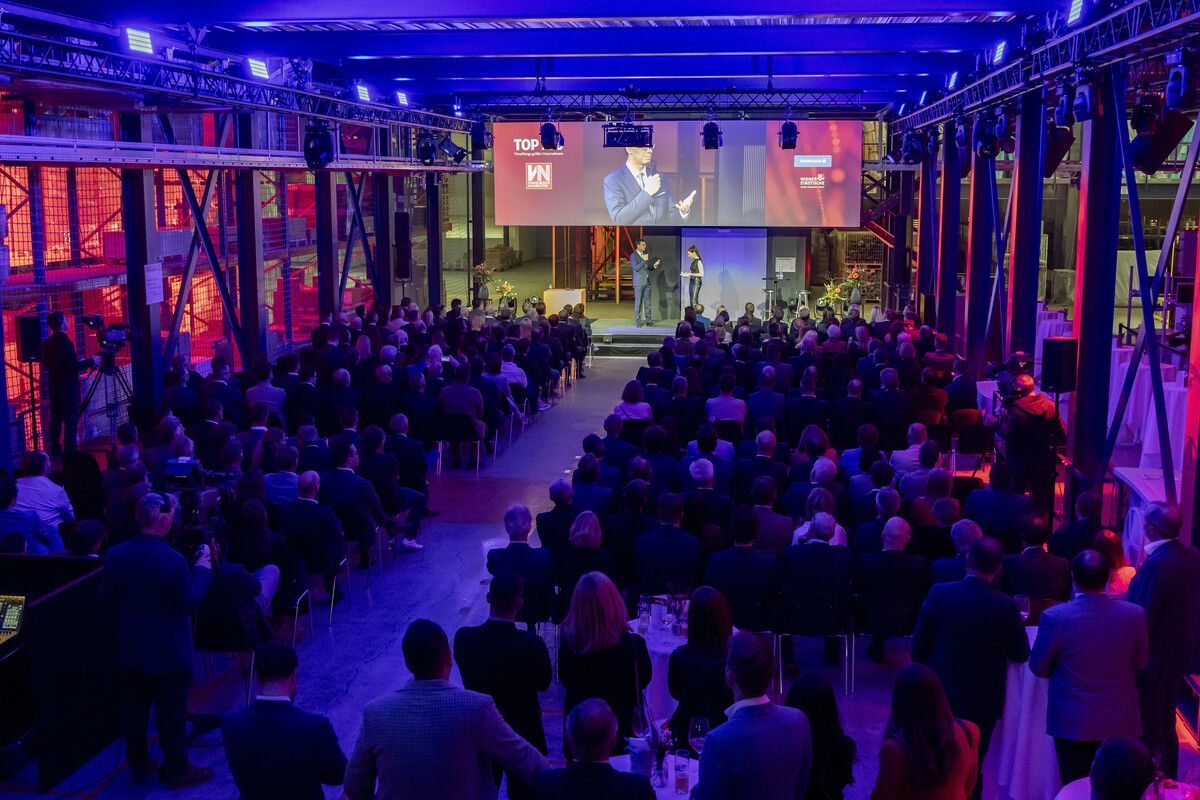 Die TOP-100-Verleihung findet jedes Jahr in einem anderen Unternehmen statt. 2025 war der Austragungsort die Firma Inhaus in Hohenems, die den Rahmen für den Abends bildete.⇒