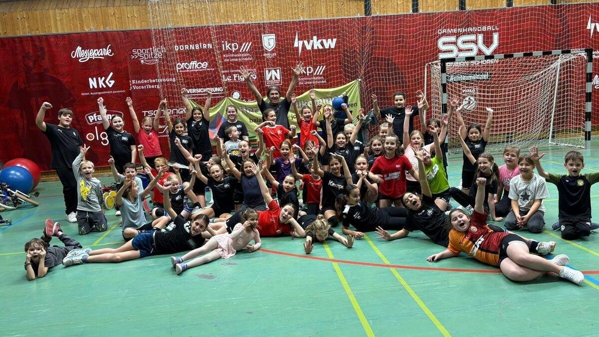 Die U10-Handballerinnen probierten viele Zirkustricks aus.⇒mima