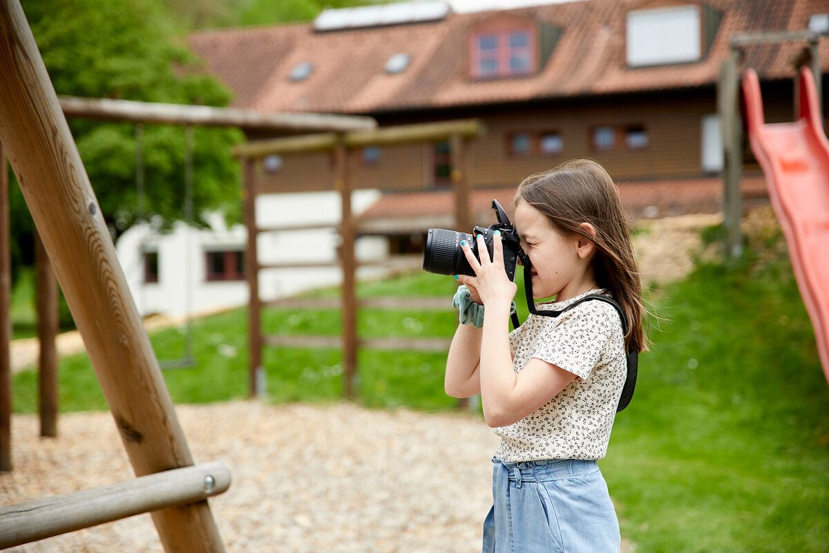 Die Verantwortlichen des Vorarlberger Kinderdorfs sehen die Perspektiven benachteiligter Kinder durch weitere finanzielle Kürzungen immer mehr schwinden.⇒voki