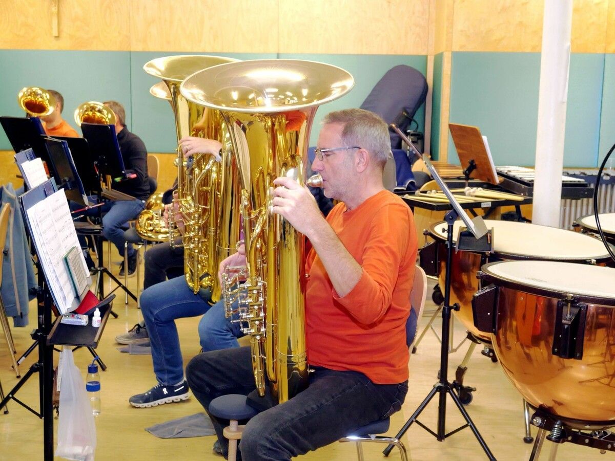 Die Vorfreude auf „Das Konzert“ steht den Musikantinnen und Musikanten ins Gesicht geschrieben. ⇒he