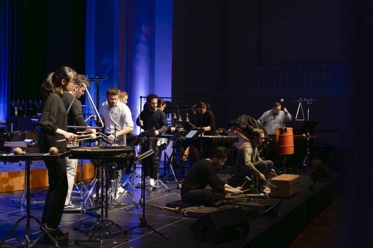 Die Welturaufführung von Emil Kuyumcuyans Werk Pilgrim Trance wurde von zehn Musikerinnen und Musikern dargeboten.⇒Koller/Mistura