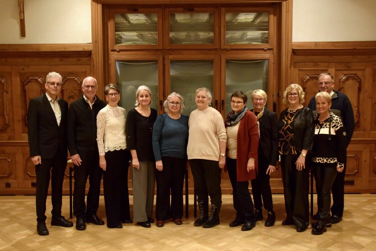 Die zahlriechen Geehrten beim Gruppenfoto. ⇒SCO (2)