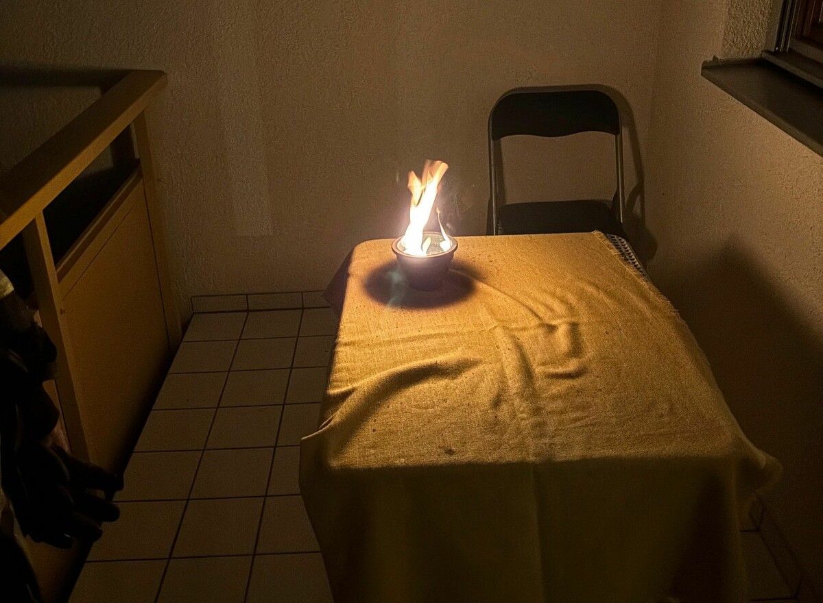 Diese brennende Kerze rief 22 Mann der Feuerwehr Gisingen am Sonntagmorgen gegen 2.30 Uhr auf den Plan.