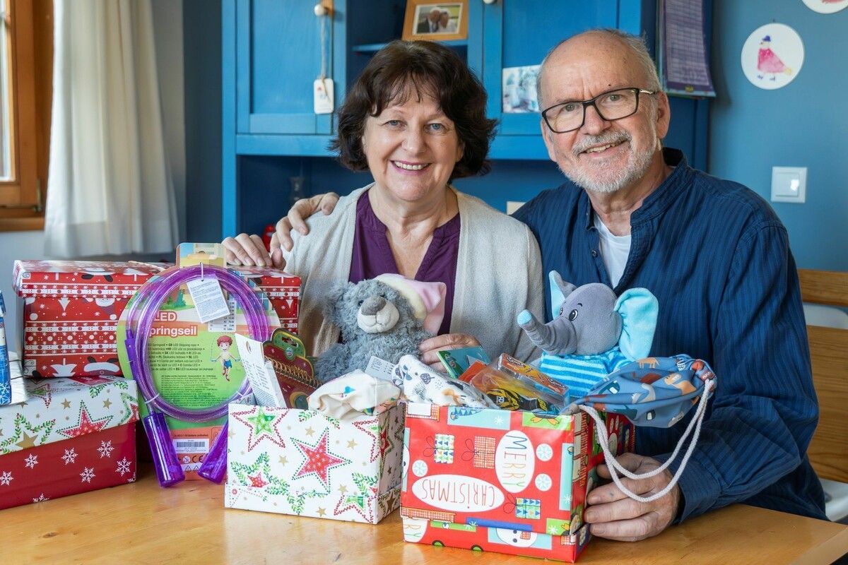 Dieter Kuhn und seine Frau Ingeborg setzen sich seit einigen Jahren für die Kindergeschenkaktion „Weihnachten im Schuhkarton“ ein. ⇒vn