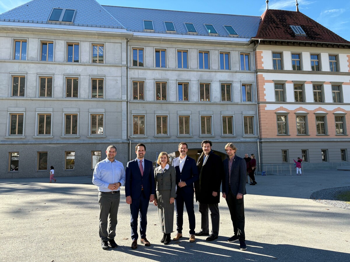 Direktor Simon Hagen, Bundesminister Christoph Wiederkehr, Bildungslandesrätin Barbara Schöbi-Fink, Bürgermeister Simon Tschann, Stadtrat Cenk Dogan und Stadtrat Bernhard Corn (v. l.)