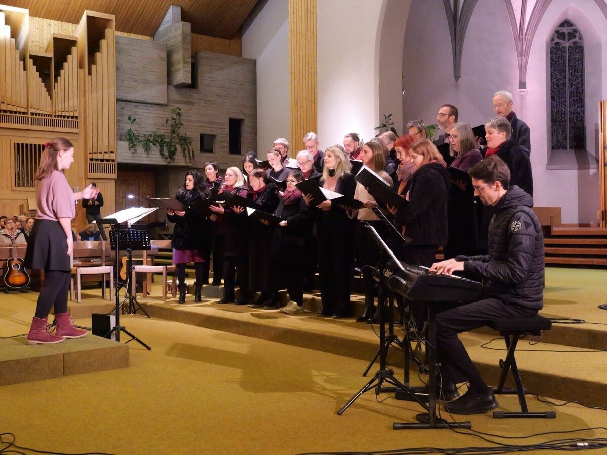 Dirigieren mit Gefühl: Stephanie Haala versteht es, aus ihrem Chor das Beste herauszuholen. ⇒HE