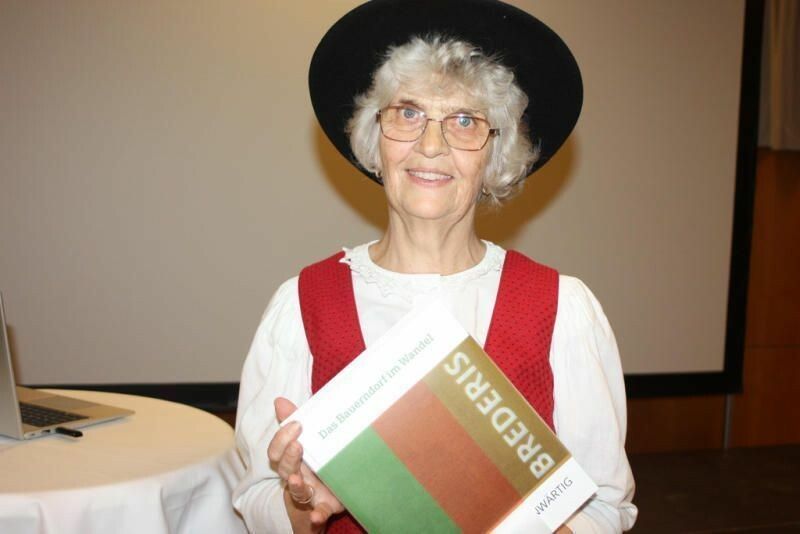Doris Steidl präsentiert das zweite Bresner Buch. ⇒VN-TK