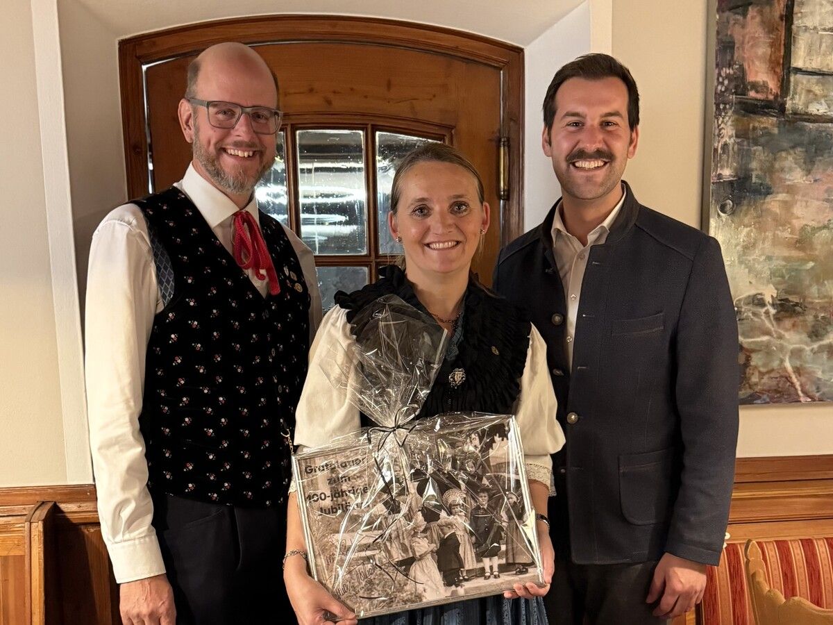 Ehrung im Rahmen des 100-jährigen Jubiläums der Trachtengruppe Bludenz.