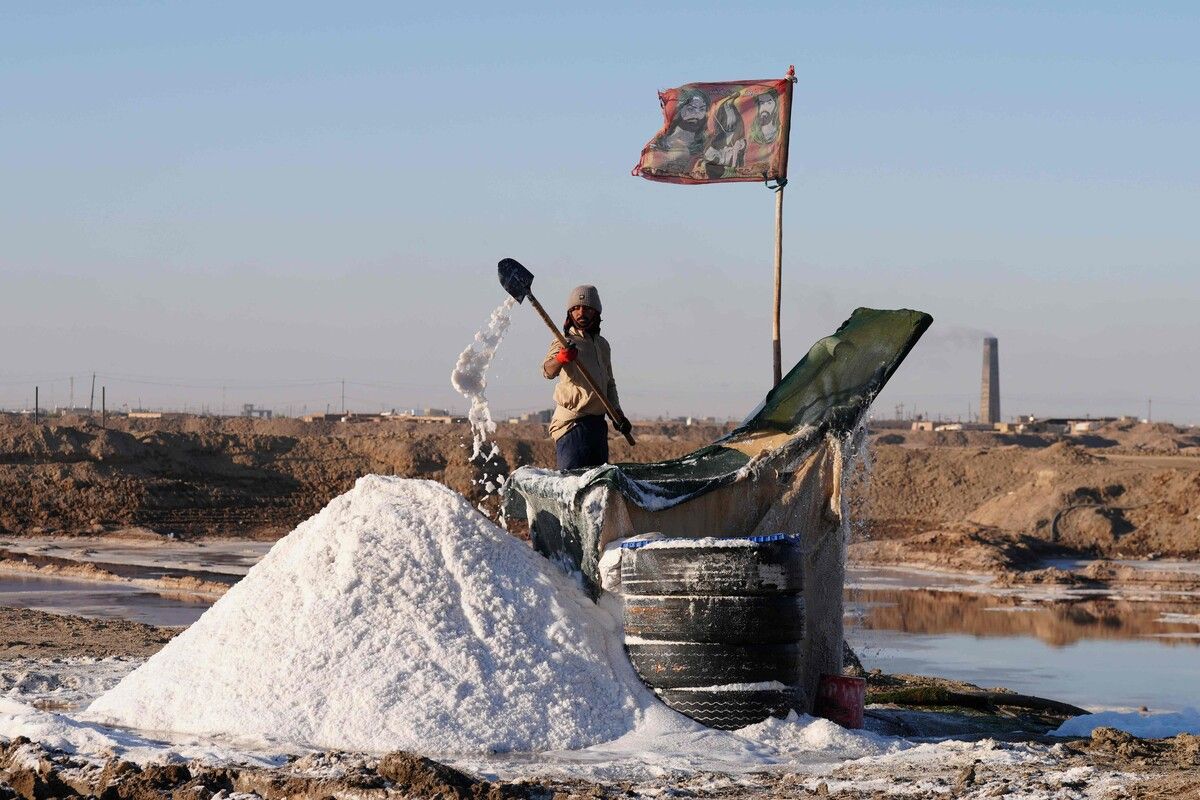 Ein Mann schaufelt Salz aus dem Nadschaf-See, einem Binnensee im Süden des Irak. Laut lokalen Umweltschützern hat der See mehr als 4000 Hektar seiner Wasseroberfläche verloren. Das Gewässer verschlechtert sich zusehends. Dies spiegelt ein umfassenderes Muster der Wasserknappheit wider, das durch Staudämme flussaufwärts, den Klimawandel und geringere Niederschläge verursacht wird.