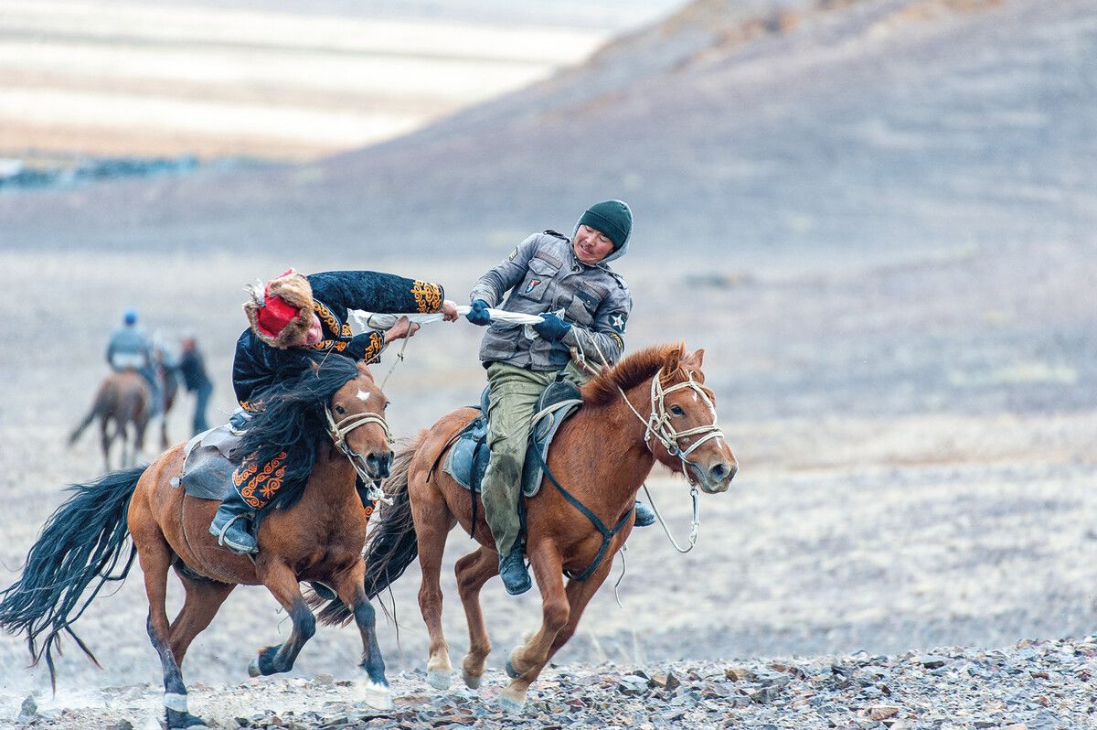Ein paar junge Kasachen proben für das Adlerfest in Ölgii.⇒Beate Rhomberg