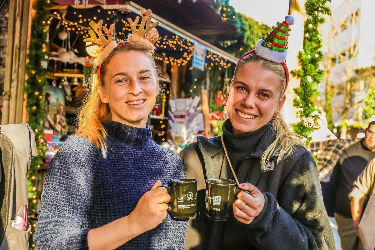 Ein Prosit auf Weihnachten! Auf dem Weihnachtsmarkt in Bregenz funkelt es schon. Auch der Weihnachtsmarkt in der Bregenzer Oberstadt steht bereits in den Startlöchern. ⇒VN/PS