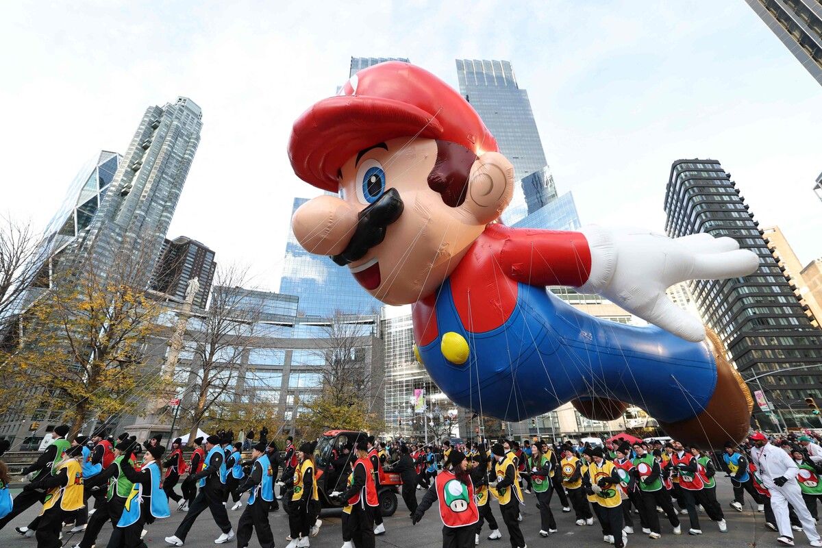 Ein riesiger Mario-Ballon zieht über New Yorks Straßen und prägt die festliche Thanksgiving-Parade mit einem farbenfrohen Blickfang.