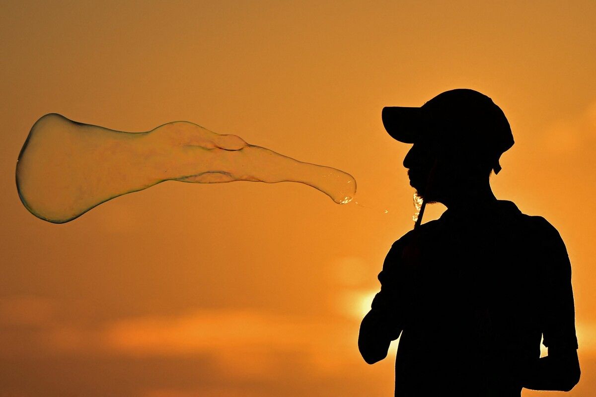 Ein Seifenblasenkünstler zeigt sein Können an der Galle Face Promenade in Colombo.