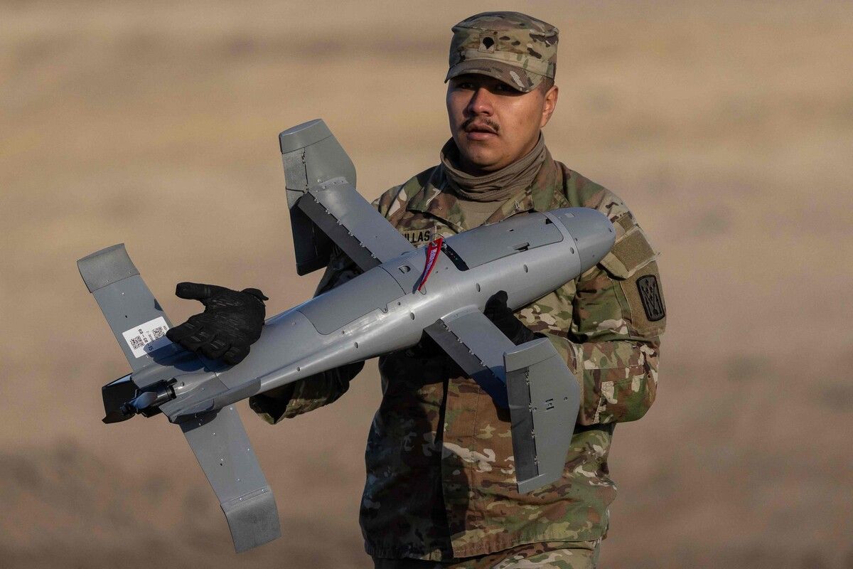 Ein US-Soldat hält auf einem Testgelände in Südostpolen eine Abfangdrohne des MEROPS-Systems.