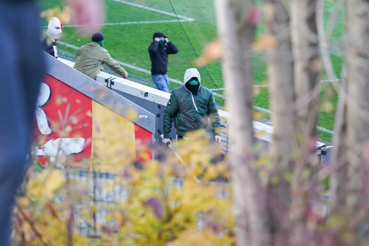 Ein vermummter Wacker-Fan mit einer Stange in der Hand symbolisiert die dramatische Situation. ⇒Luka Kolanovic