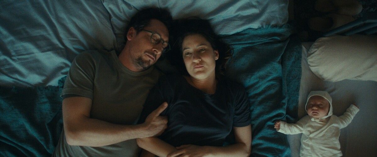 Eine Geburt kann einer Ehe durchaus schwer zusetzen.⇒freibeuter film