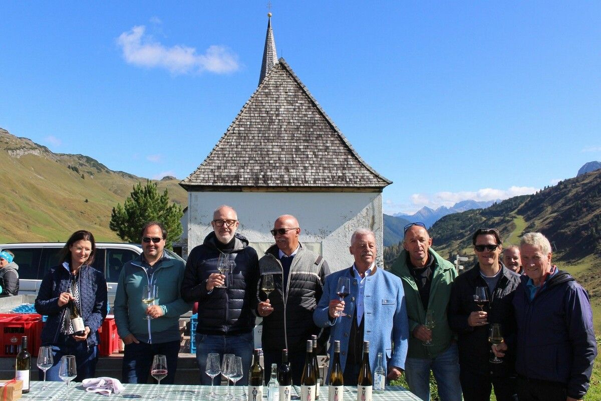 Eine spezielle Weinverkostung fand im Rahmen der Agape nach der Friedensmesse am Simmel statt. ⇒Peter Strauss (2)