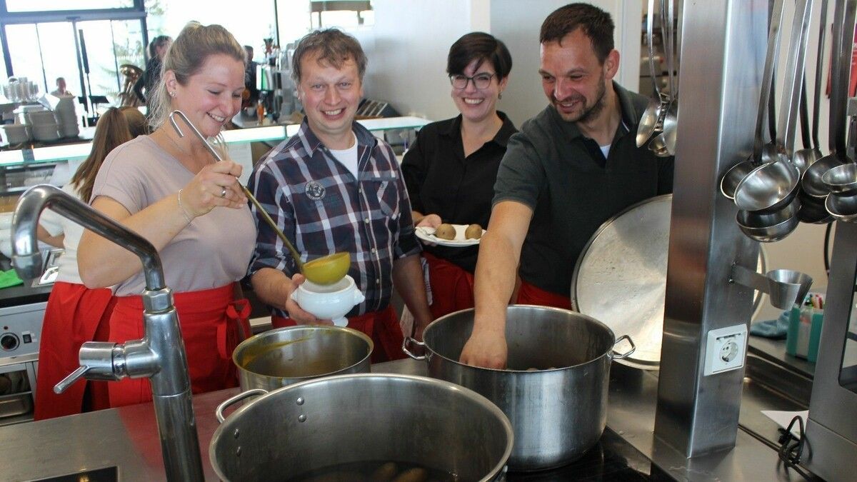 Einfache Speisen wie Suppen oder das Bauernbuffet mit gsottonen Grumpara sind seit mehr als zehn Jahren das „Markenzeichen“ der Benefizaktion auf Baumgarten. ⇒STP