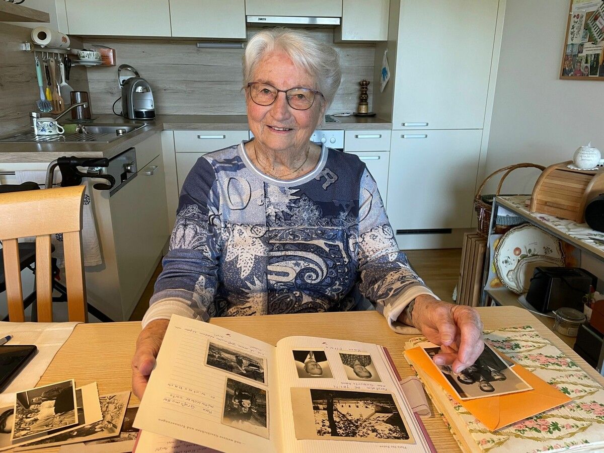 Erna Fischer blättert im Fotoalbum und erinnert sich an vergangene Zeiten. ⇒VN/kum