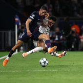 Díaz-Doppelpack und Rot:  Zehn Bayern bezwingen Paris St. Germain