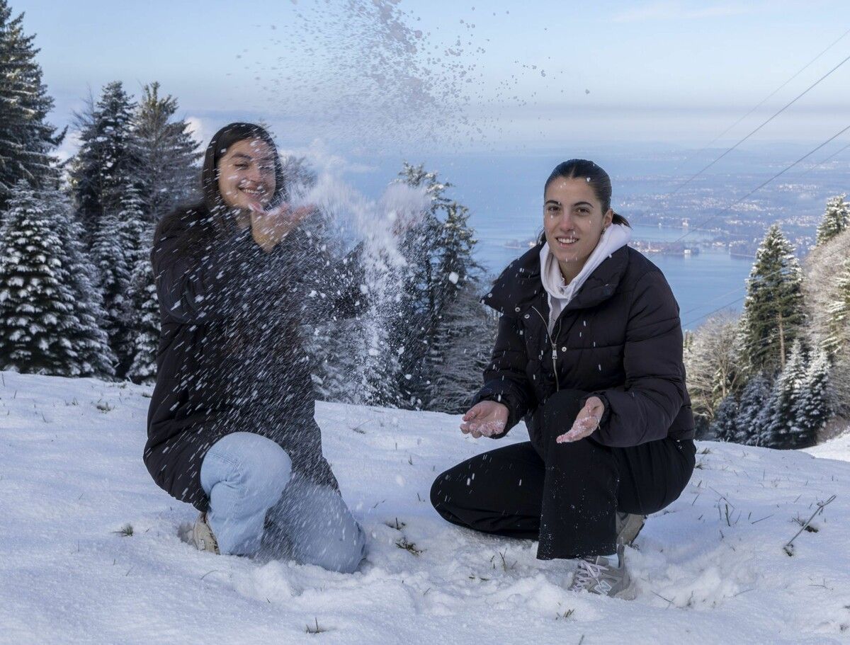 Es ist November, und es hat Schnee am Pfänder. Lucia und Sara (v. l.) aus Spanien scheinen diesen Umstand zu genießen. ⇒VN/Paulitsch