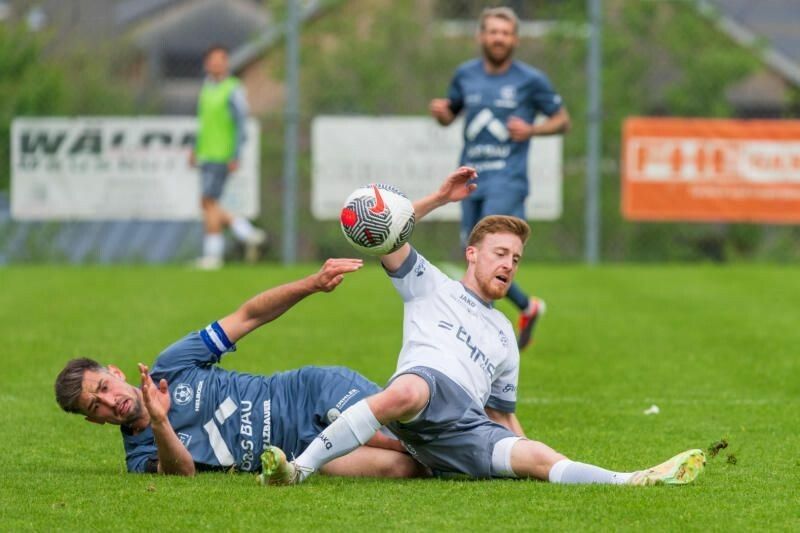 FC Andelsbuch verliert seinen Kapitän und Torjäger Simon Walch (links). ⇒VN/Stiplovsek