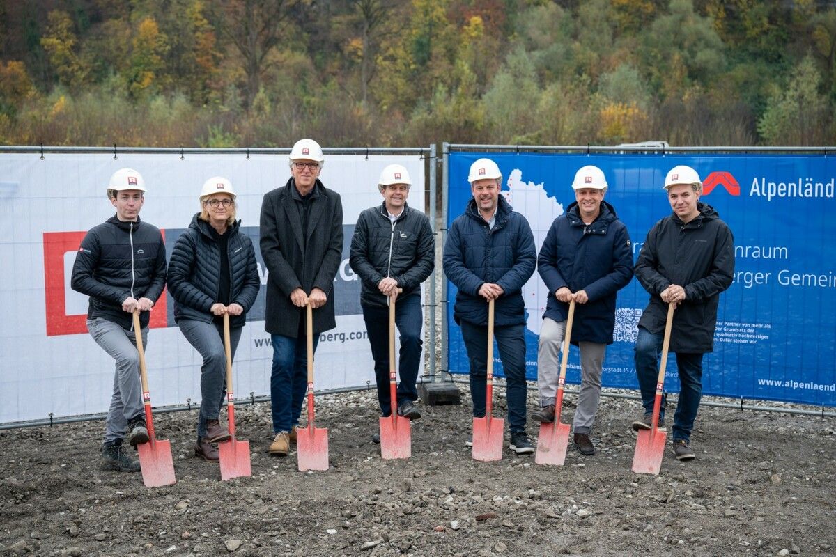 Felix Nettinger (Rhomberg Bau, v.l.), Architekten Eveline und Reinhard Drexel, Christian Jauk (Rhomberg Bau), Markus Allgäuer (Alpenländische), Bgm. Dieter Egger, Bauleiter Patrick Ströhle (Alpenländische).⇒ Alpenländische