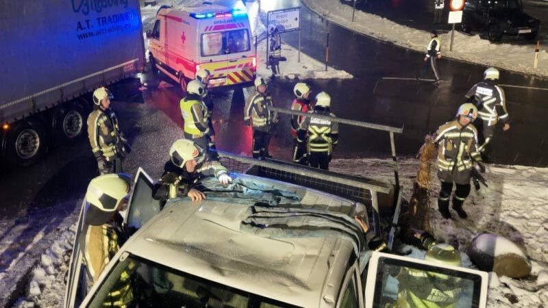 Feuerwehr, Polizei und Rettung waren am Unfallort im Einsatz. ⇒VOL.AT