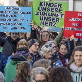 Kundgebung für das Weiterbestehen der Geburtshilfe. »A4