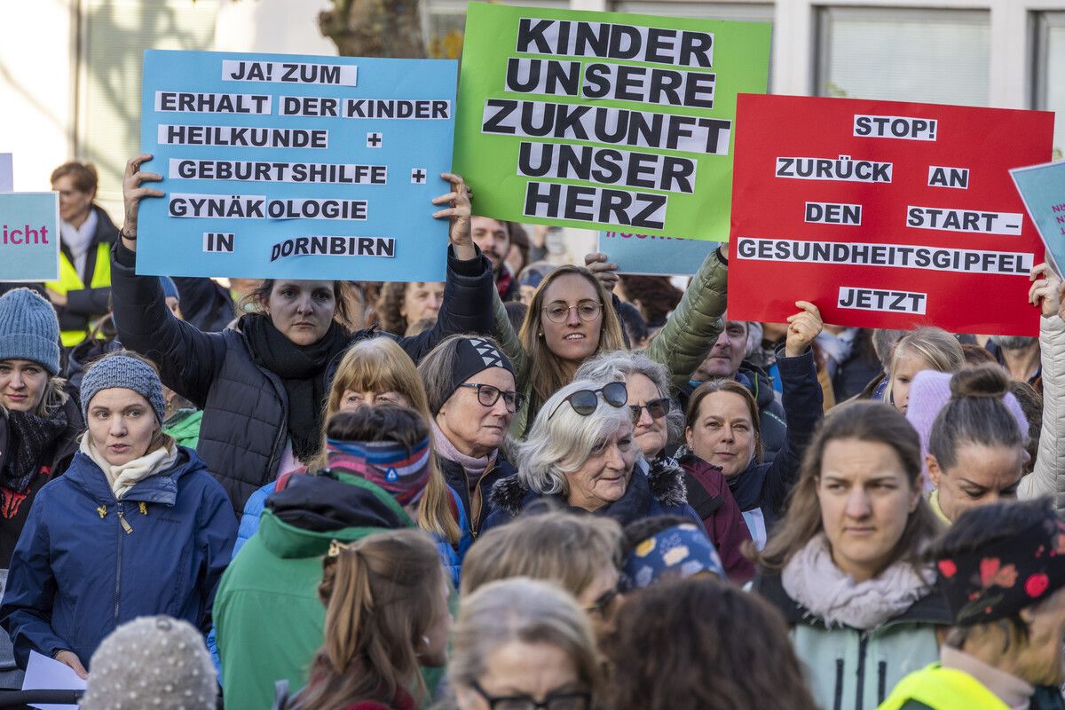 Kundgebung für das Weiterbestehen der Geburtshilfe. »A4