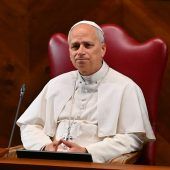 Papst Leo hat NBA-Trikot