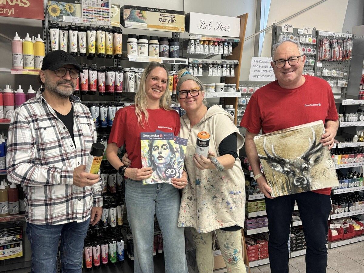 Filialleiter Manfred Linder (r.) und Barbara Bereiter (Freie Kunstakademie Gerstaecker) mit den Künstlern Werner Bösch und Ilona Griss-Schwärzler.⇒Sigrid Juen
