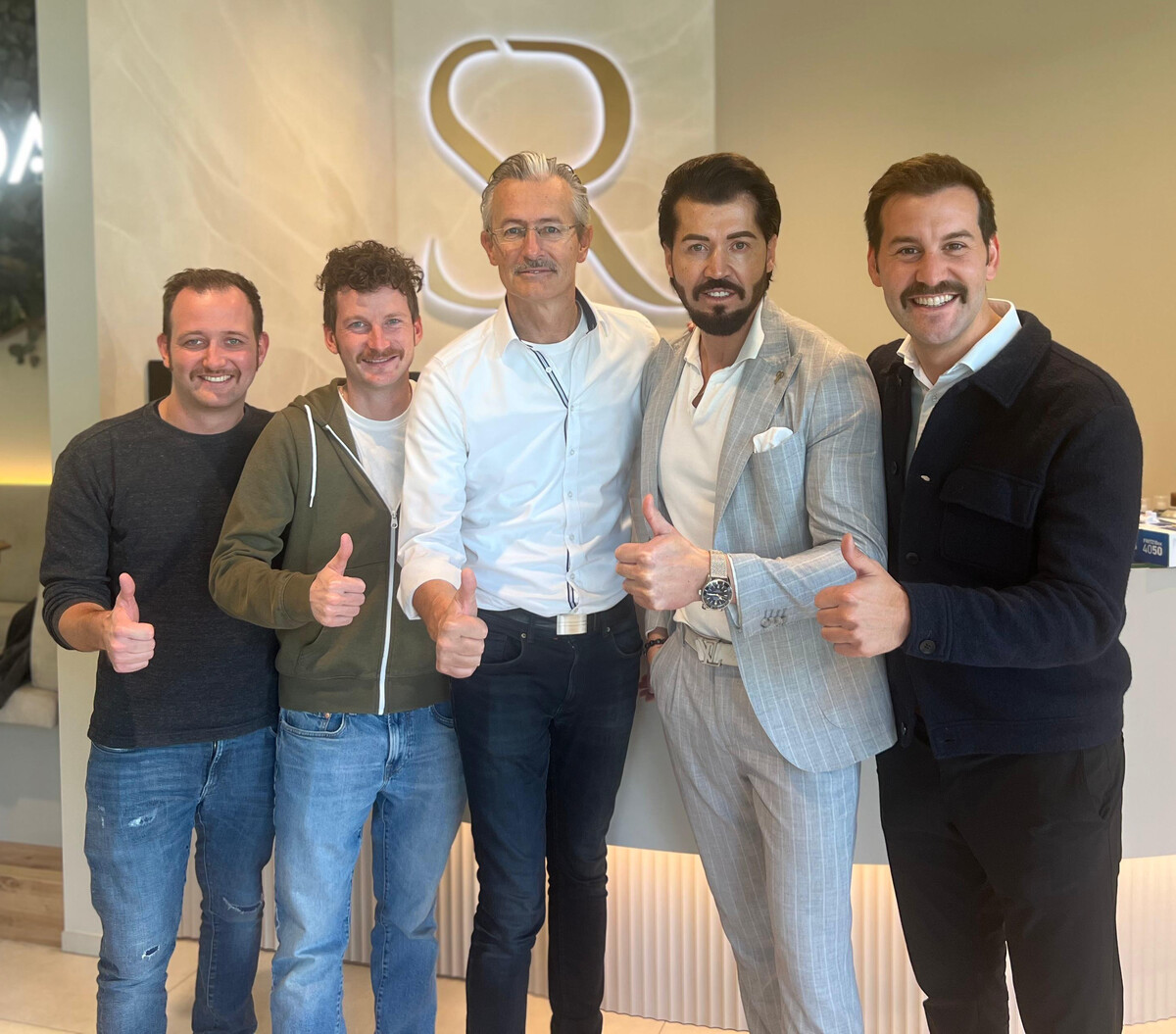 Florian Burtscher (l.), Axel Kaman (2. v. l.), Stadtrat Jimmy Heinzl (m.) und Bürgermeister Simon Tschann (r.) ließen sich von Meisterfriseur Apo Atalay für den „Movember“ stylen.