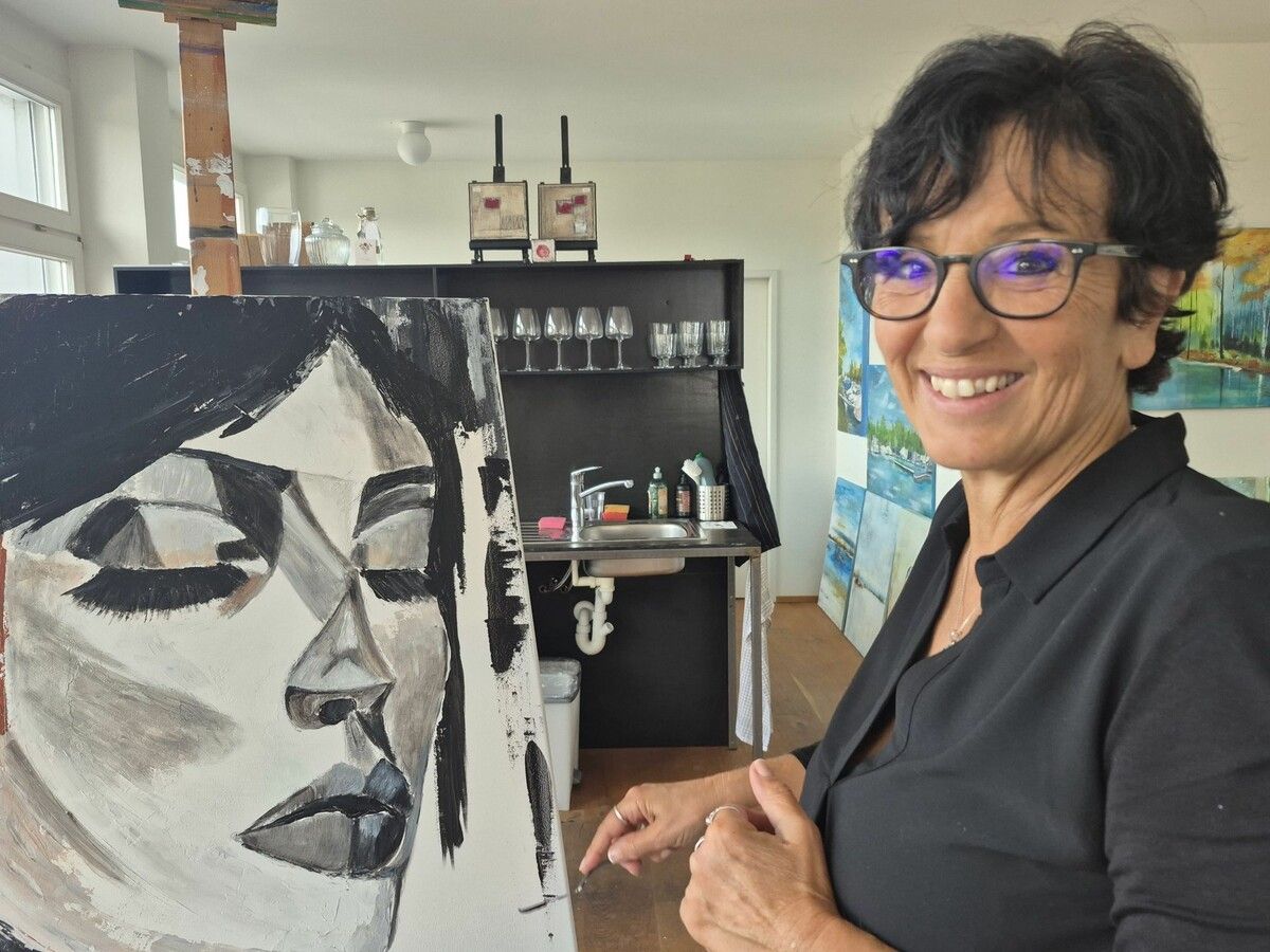 Für Cornelia Hartmann ist das Atelier im Frixa-Gebäude ein Rückzugsort. An der Acrylmalerei schätzt sie die kreative Freiheit. ⇒JH (4)