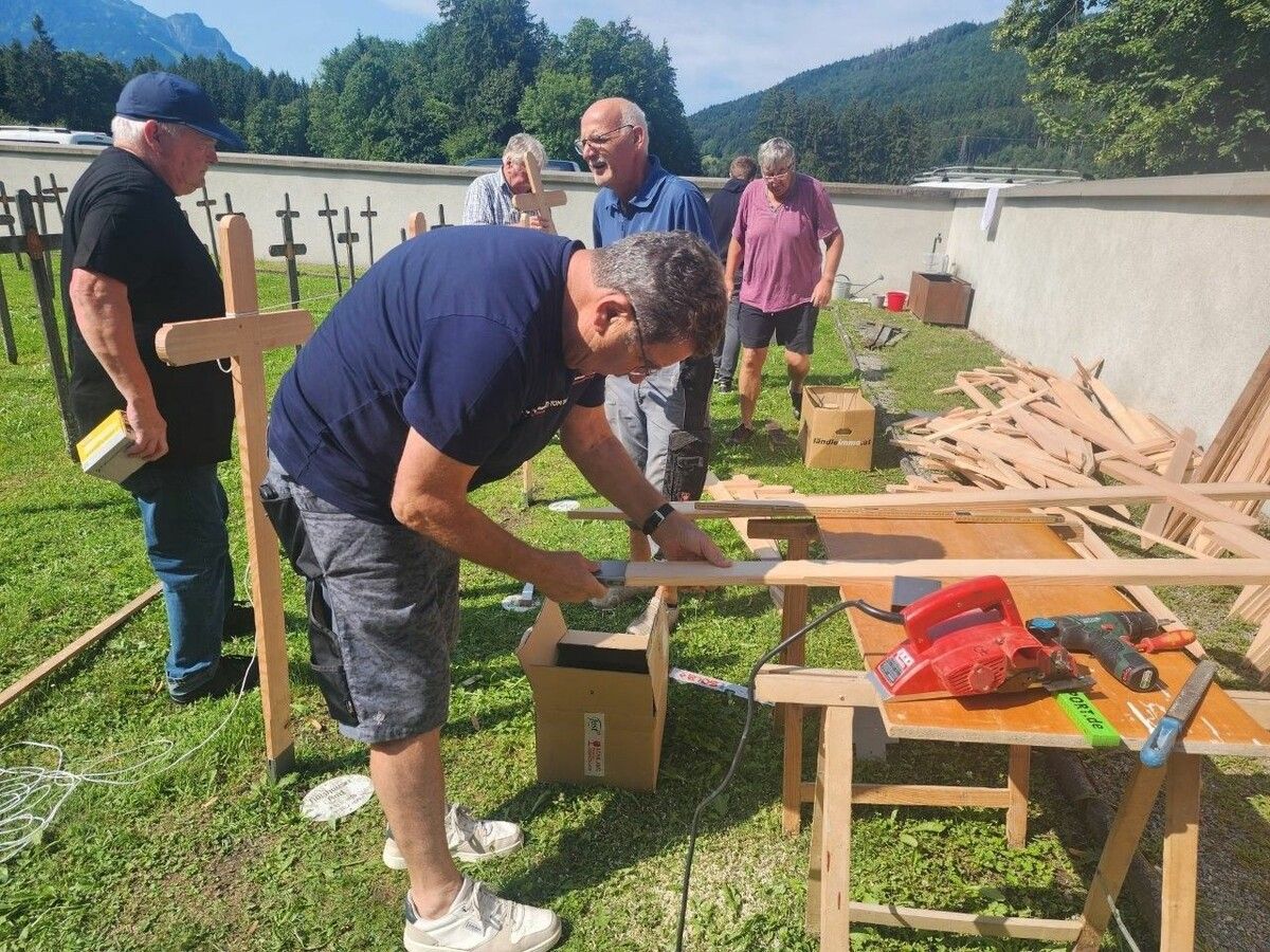 Gemeinderat Helmut Jenny legte selbst Hand an, um die Kreuze zu erneuern. ⇒VN/TK