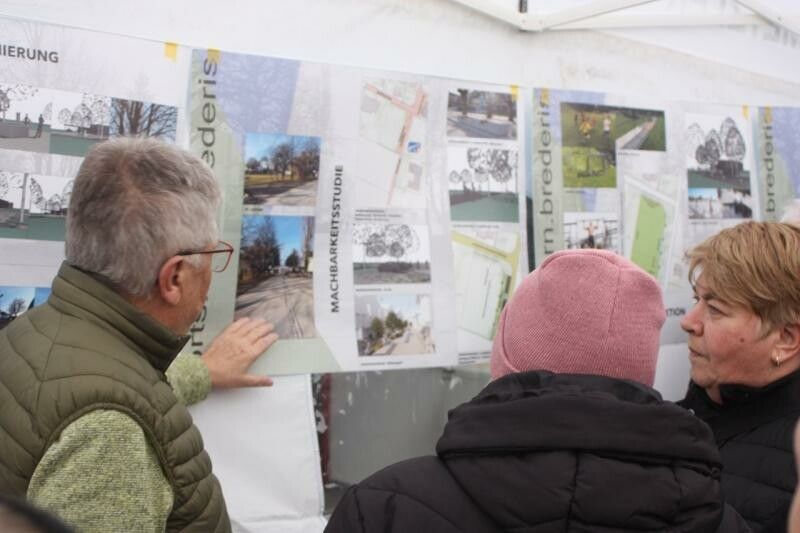 Gemeindevertreter Martin Bitschnau erklärt den Bresner Bürgern, was geplant ist.